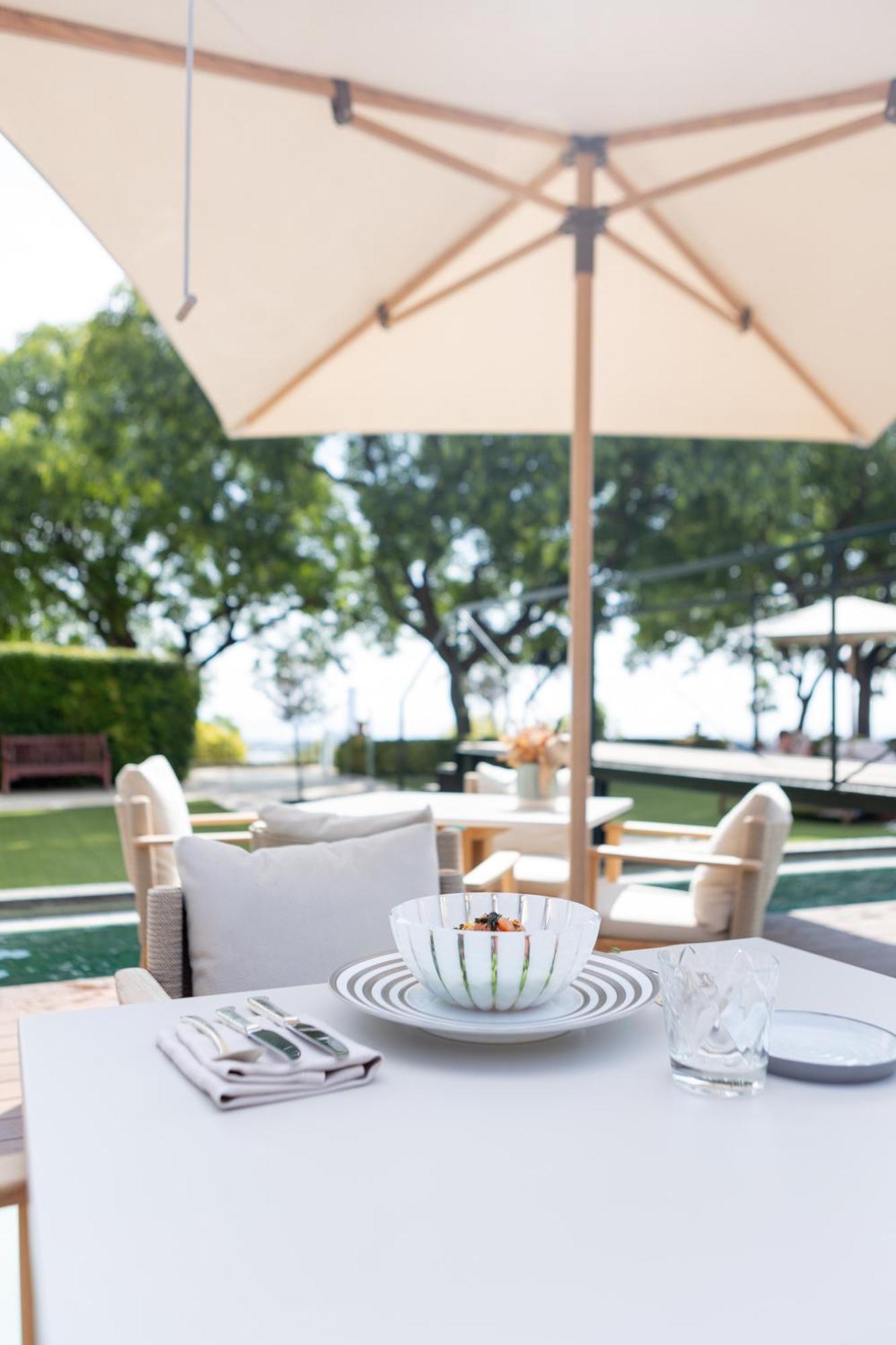 فندق ميرامار برشلونة جي إل المظهر الخارجي الصورة The pool at the Four Seasons Hotel