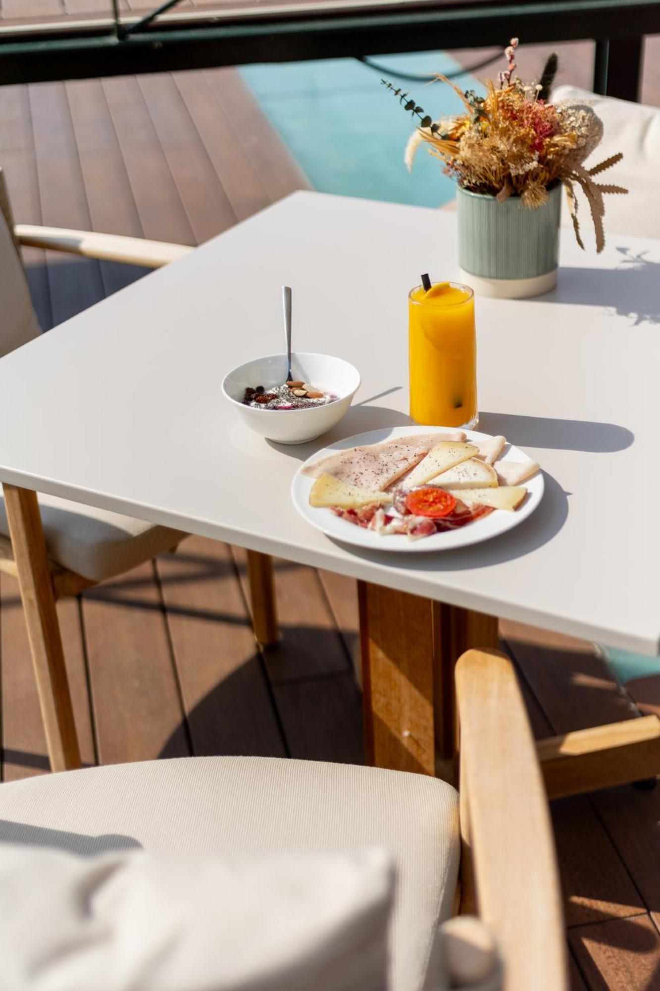 فندق ميرامار برشلونة جي إل المظهر الخارجي الصورة A typical breakfast at the hotel