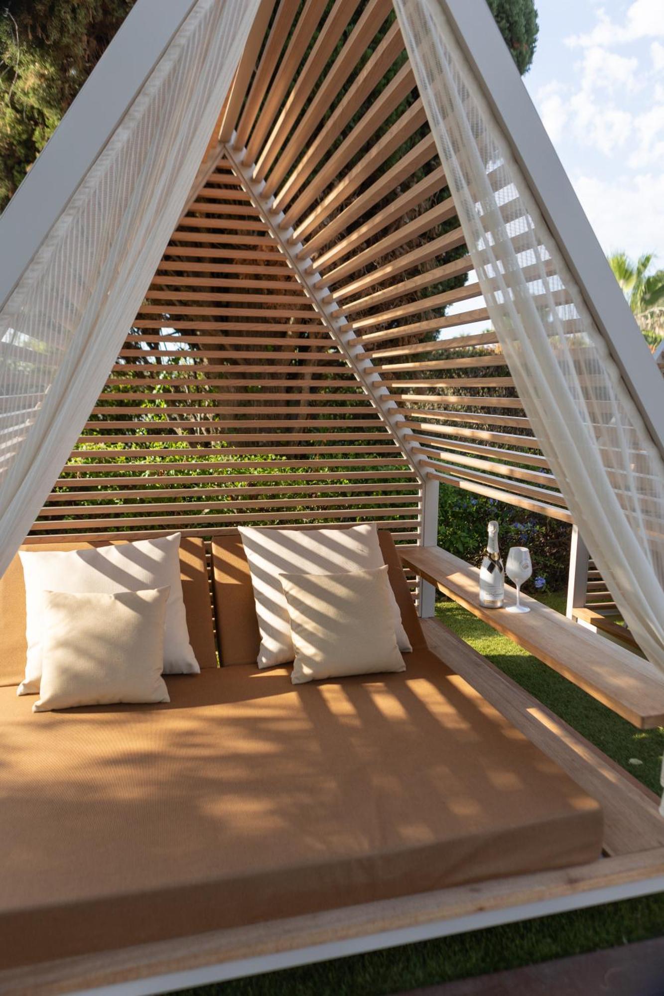 فندق ميرامار برشلونة جي إل المظهر الخارجي الصورة The interior of a cabana
