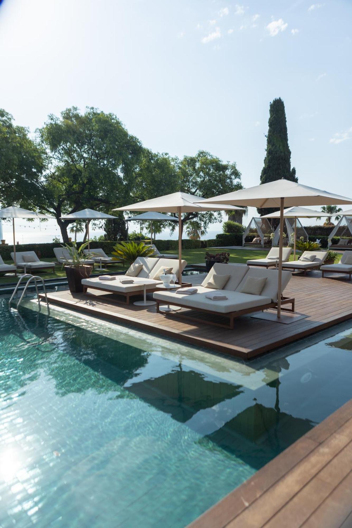فندق ميرامار برشلونة جي إل المظهر الخارجي الصورة The pool at the hotel