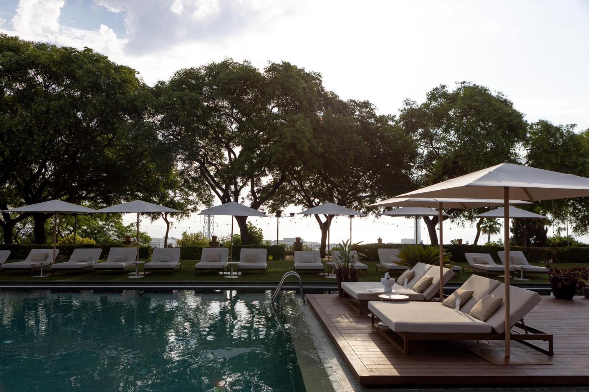 فندق ميرامار برشلونة جي إل المظهر الخارجي الصورة The pool at the Four Seasons Resort